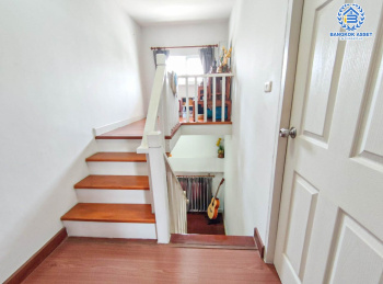 *****บ้านเดี่ยวมือสองนนทบุรี ม.คุณาภัทร5 บ้านกล้วย-ไทรน้อย หลังใหญ่พร้อมอยู่ เนื้อที่ 52.6 ตร.ว. ฟังก์ชันจัดเต็ม 3 ห้องนอน 2 ห้องน้ำ จอดรถได้ 2 คัน บนทำเลของความสะดวกสบาย ที่ใกล้เซ็นทรัลเวสต์เกต, จุดขึ้นทางด่วน "กาญจนาภิเษก" และรถไฟฟ้าสายสีม่วง "สถานีคลองบางไผ่"